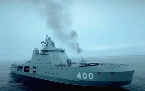 Tàu tuần tra phá băng Ivan Papanin khai hỏa ở Biển Barents