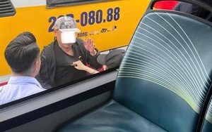 Bị động chạm vào cơ thể, nữ sinh 18 tuổi khống chế người đàn ông ở bến xe