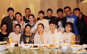 Doanh nhân từ Mỹ bỏ hết công việc về nước họp lớp, mời 18 bạn ai ngờ 36 người xuất hiện, hôm sau cả lớp kéo nhau ra tòa