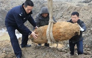 Phát hiện vật lạ khổng lồ dài 1m, đội thi công phải dừng khẩn cấp, cảnh sát phong tỏa hiện trường: Kho báu hơn 1.000 tỷ đồng lộ diện