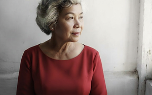 Bà hàng xóm lĩnh lương hưu, mua ngay chiếc váy đỏ và đăng status khiến cả khu phố xôn xao