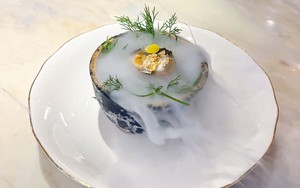 Ẩm thực cao cấp của Việt Nam là như thế nào? Khách Tây nếm thử 12 món của nhà hàng "ngon nhất đất nước"