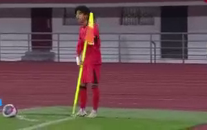 Thua Việt Nam, cầu thủ Trung Quốc nhận “bão chỉ trích” khi giật phăng cả cột cờ phạt góc