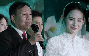 Khoảnh khắc hiếm: Bố chồng Hương Liên phát biểu trong đám cưới, nói gì mà con dâu bật khóc?