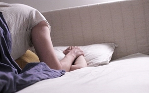 Trong lúc chụp ảnh cưới mở điện thoại chồng ra xem rồi nhìn thấy đoạn video không thể tin nổi của anh và người quen