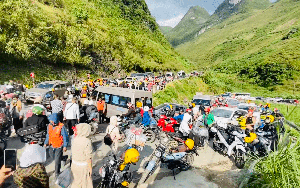 Hà Giang lúc này ken đặc khách, biển người nhích từng cm trên dốc Thẩm Mã