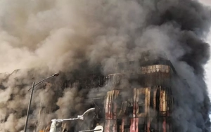 Cận cảnh đám cháy lớn trùm tòa nhà 193.000m², hàng triệu kiện hàng bị thiêu rụi