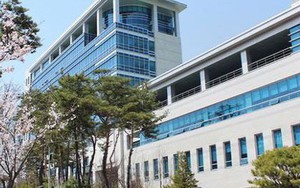 Người mẹ nhẫn tâm bỏ lại 2 con nhỏ ở trường mẫu giáo suốt 3 tháng