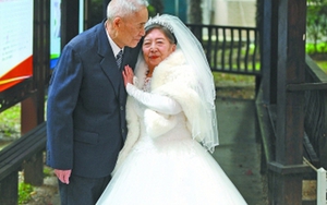 Đám cưới độc nhất vô nhị trong viện dưỡng lão của cụ ông U100 và cụ bà 85 tuổi