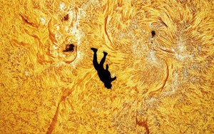 Bức ảnh "Người rơi trên Mặt trời" đang gây sốt khắp cõi mạng được chụp như thế nào?