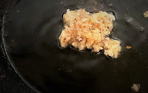 Tại sao nên cho cơm nguội vào dầu đã chiên?