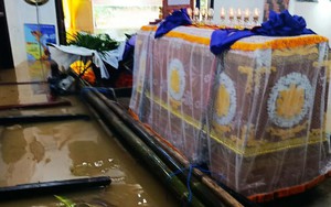 Huế: Chợ ngập tới nóc, quan tài phải khiêng lên ghe do lũ lụt