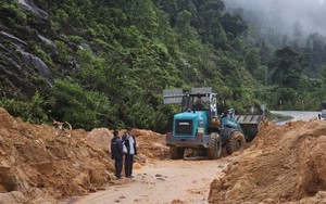 Đèo Khánh Lê gần nơi xe khách bị đất đá đè bẹp tiếp tục sạt lở kinh hoàng