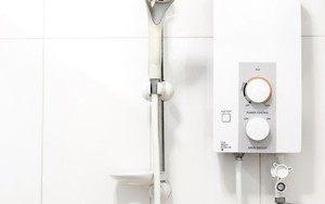 Kẻ giật điện sát hại vợ trong phòng tắm thoát án tử nhờ con gái xin khoan hồng