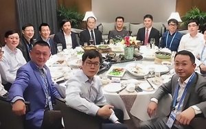 Đi họp lớp, lớp trưởng sốc khi bạn cũ bỏ về vì bao thuốc lá hơn 900 tỷ đồng