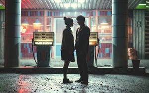 Bí mật đằng sau cảnh nóng phim Sex Education: Dàn diễn viên phải cùng nhau làm 1 điều trước khi quay