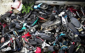 Cận cảnh hàng nghìn phương tiện chất đống trong 'nghĩa địa' xe vi phạm ở Hà Nội