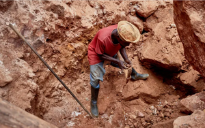 Khoảnh khắc kinh hoàng cầu sập khiến hơn 30 thợ mỏ thiệt mạng