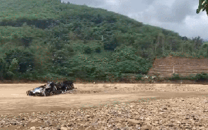 CLIP: Xe đầu kéo bị lũ "vò nát", cả 100 người tìm kiếm tài xế mất tích