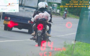 CSGT chặn giữ và xử lý 2 "phượt thủ"