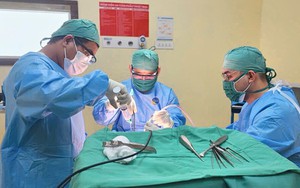 Bánh xe cuốn tà áo dài, nữ sinh bị đập đầu xuống đường nứt hộp sọ