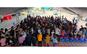 Hàng trăm khách thức đêm chờ mua NƠXH, chủ đầu tư bất ngờ đổi 'chiến thuật'