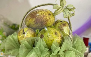 Giỏ trái cây tặng cô giáo nhân ngày 20/11 khiến mạng cả xã hội thắc mắc: Đã tìm ra chủ nhân và lý do