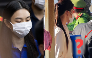 Hoa khôi Thuý Vi mang đến phiên toà xét xử Thuỳ Tiên 1 chiếc hộp, bên trên có dòng chữ cay đắng