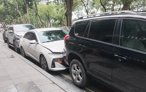 Hà Nội: 4 ô tô 'dồn toa' trên phố Lê Thái Tổ