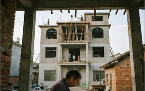 Bán nhà cổ được 32 tỷ đồng, cha mẹ chia hết cho anh và em trai, tôi chỉ được 371 triệu nhưng 3 tháng sau nhận 1 cuộc gọi mà cả đời không thể quên