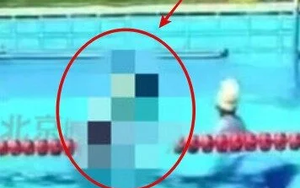 Bố và con gái cùng đến bể bơi, 1 lúc sau thì chuyện không ngờ xảy ra, camera tiết lộ cảnh tượng đáng sợ