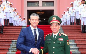 Bộ trưởng Bộ Chiến tranh Mỹ thăm chính thức Việt Nam