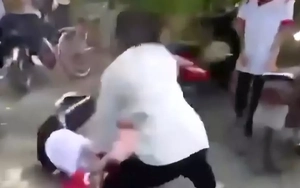 Mâu thuẫn khi được bầu làm tổ trưởng, nữ sinh lớp 8 bị bạn đánh nhập viện