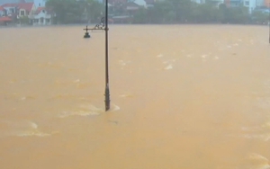 Huế lại mưa trắng trời, cảnh báo nguy cơ 'lũ chồng lũ'