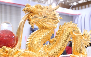 Tượng 'Phúc Long Tụ Bảo' mạ vàng giá hơn nửa tỷ đồng tại Hội chợ Mùa Thu 2025