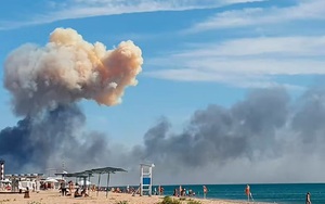 Loạt vụ nổ rung chuyển Crimea, Nga phóng "bão" tên lửa