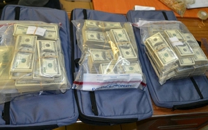 Phát hiện 151 tỷ đồng trong 8 chiếc vali ở sân bay