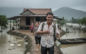 Trở về sau 4 ngày mất tích trong lũ, người nhà vỡ òa vui sướng