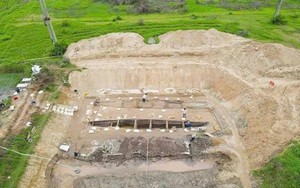 Cải tạo đất để nuôi cá, người dân phát hiện vật dài 17m màu vàng lạ, chuyên gia xác nhận báu vật 2.000 năm tuổi hiếm có trên thế giới