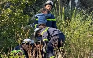 Hà Nội: Cảnh sát giải cứu 2 cháu bé mắc kẹt dưới hố sâu