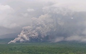 Núi Semeru phun trào, phủ tro bụi nhiều ngôi làng