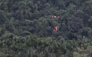 Nghẹt thở cảnh dùng drone cứu người mắc kẹt trên ốc đảo giữa bốn bề lũ dữ