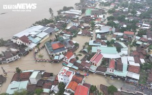 Toàn cảnh mưa lũ Nam Trung bộ: Hàng vạn nhà ngập sâu, dân dỡ ngói ngoi lên cầu cứu