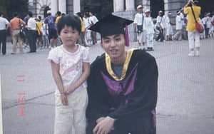 Nam sinh bị kéo vào chụp ảnh cùng cô bé năm 2005, 20 năm sau họ bất ngờ hội ngộ theo cách không ai ngờ