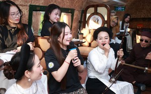 Thí sinh Tiếng hát Hà Nội 2025 xem hát xẩm trên chuyến tàu "Hà Nội 5 Cửa Ô"