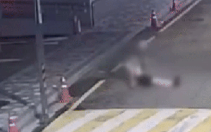 Thời sự công bố clip Chủ tịch showbiz xâm hại tình dục cô gái say rượu đến mù mắt, còn vứt nạn nhân bên đường