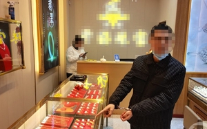 Người đàn ông vào tiệm vàng mua liên tục 5 tỷ đồng không cần nhìn giá với phương thức thanh toán không bình thường: Chủ tiệm gọi ngay cảnh sát