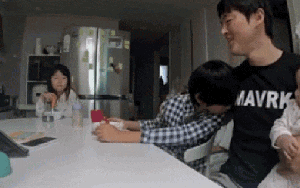 Anh trai bật khóc vì làm em ngã, nhưng hành động nhỏ của người bố khiến triệu người thốt lên: "Chuẩn ông bố 100 điểm"