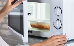 Quay thức ăn trong lò vi sóng nên đóng hay mở nắp hộp? Nhiều người làm sai bấy lâu mà không biết