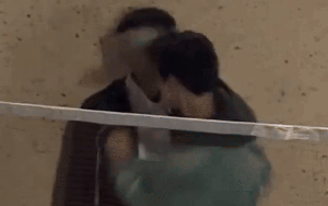 Clip sốc: Nam diễn viên 2k4 ngã khuỵu vì bị đồng nghiệp đấm mạnh vào mặt